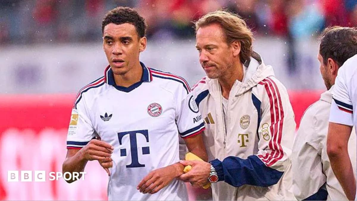 Jugador de Bayern Munich siendo atendido por el cuerpo técnico Jugador de Bayern Munich siendo atendido por el cuerpo técnico