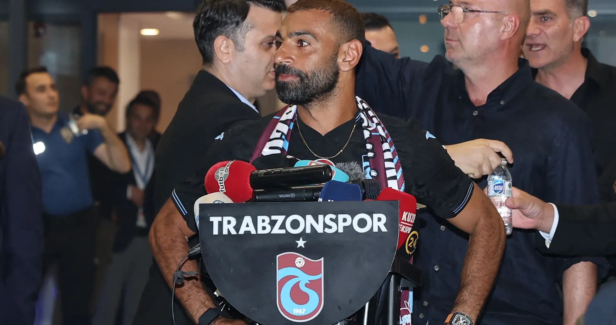 Jugador hablando en conferencia de prensa de Trabzonspor Jugador hablando en conferencia de prensa de Trabzonspor