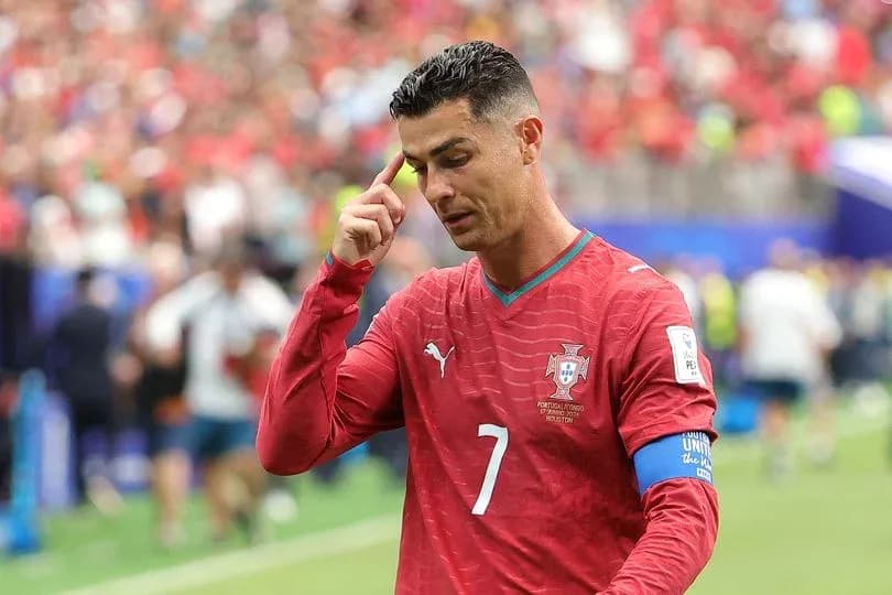 Cristiano Ronaldo caminando en el campo de juego Cristiano Ronaldo caminando en el campo de juego