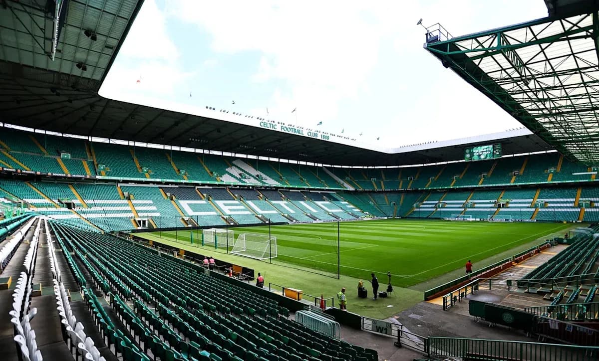 Estadio Celtic Park vacío con campo de fútbol Estadio Celtic Park vacío con campo de fútbol