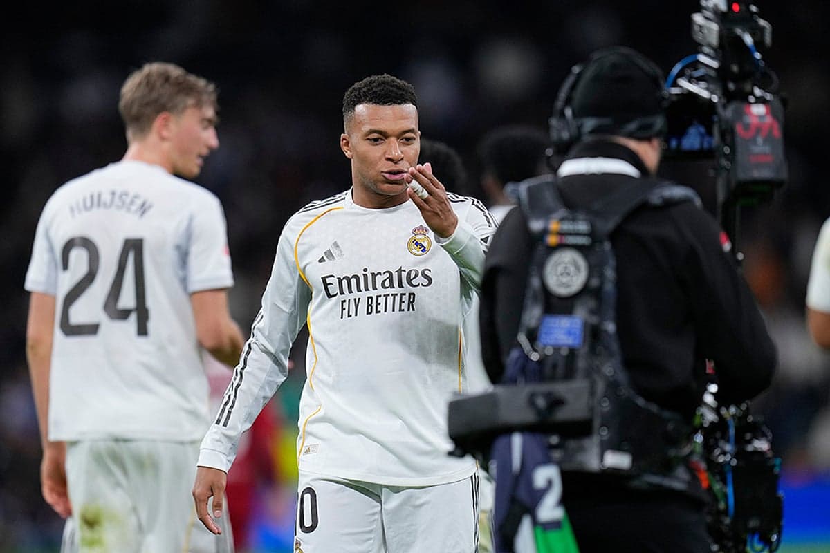 Kylian Mbappé saludando tras el partido Kylian Mbappé saludando tras el partido