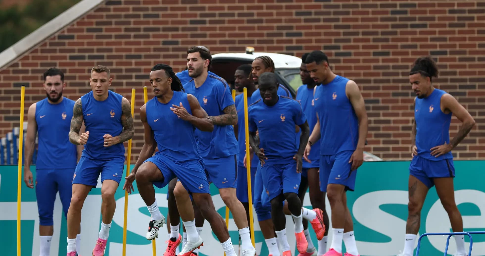 Jugadores de Francia entrenando en el campo Jugadores de Francia entrenando en el campo