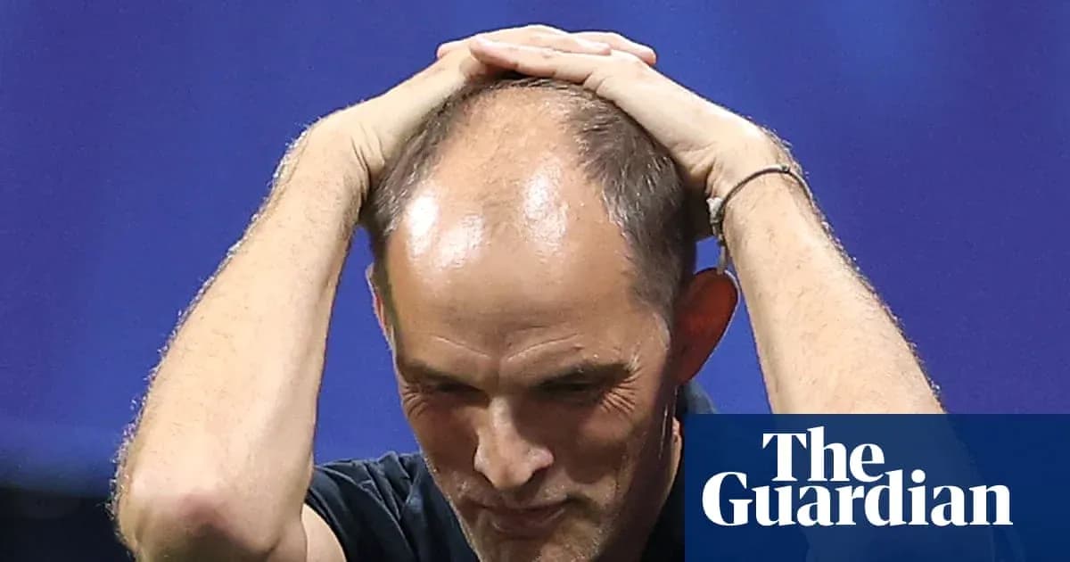 Entrenador con las manos en la cabeza durante partido Entrenador con las manos en la cabeza durante partido