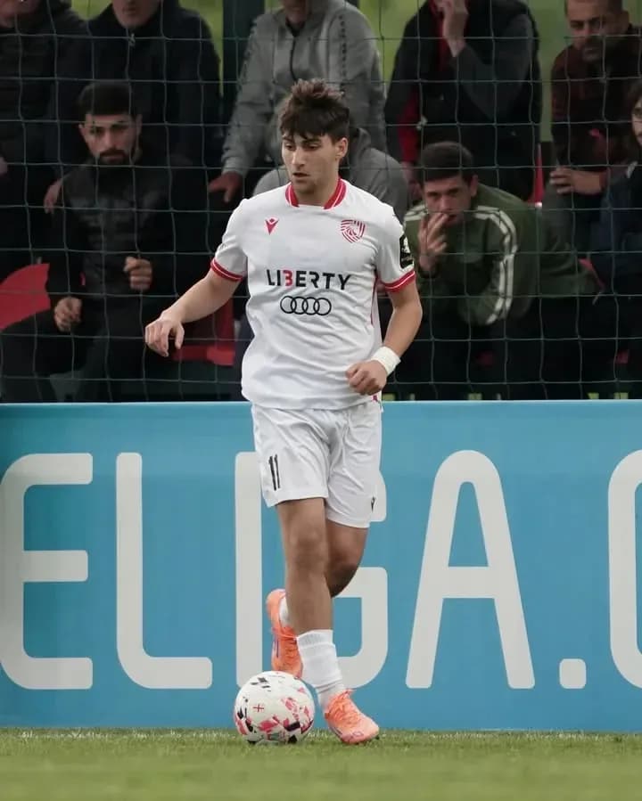 Jugador con balón en campo durante un partido Jugador con balón en campo durante un partido
