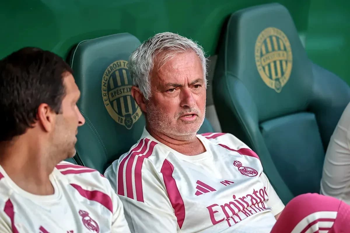 Entrenador de Real Madrid en el banquillo durante el partido Entrenador de Real Madrid en el banquillo durante el partido
