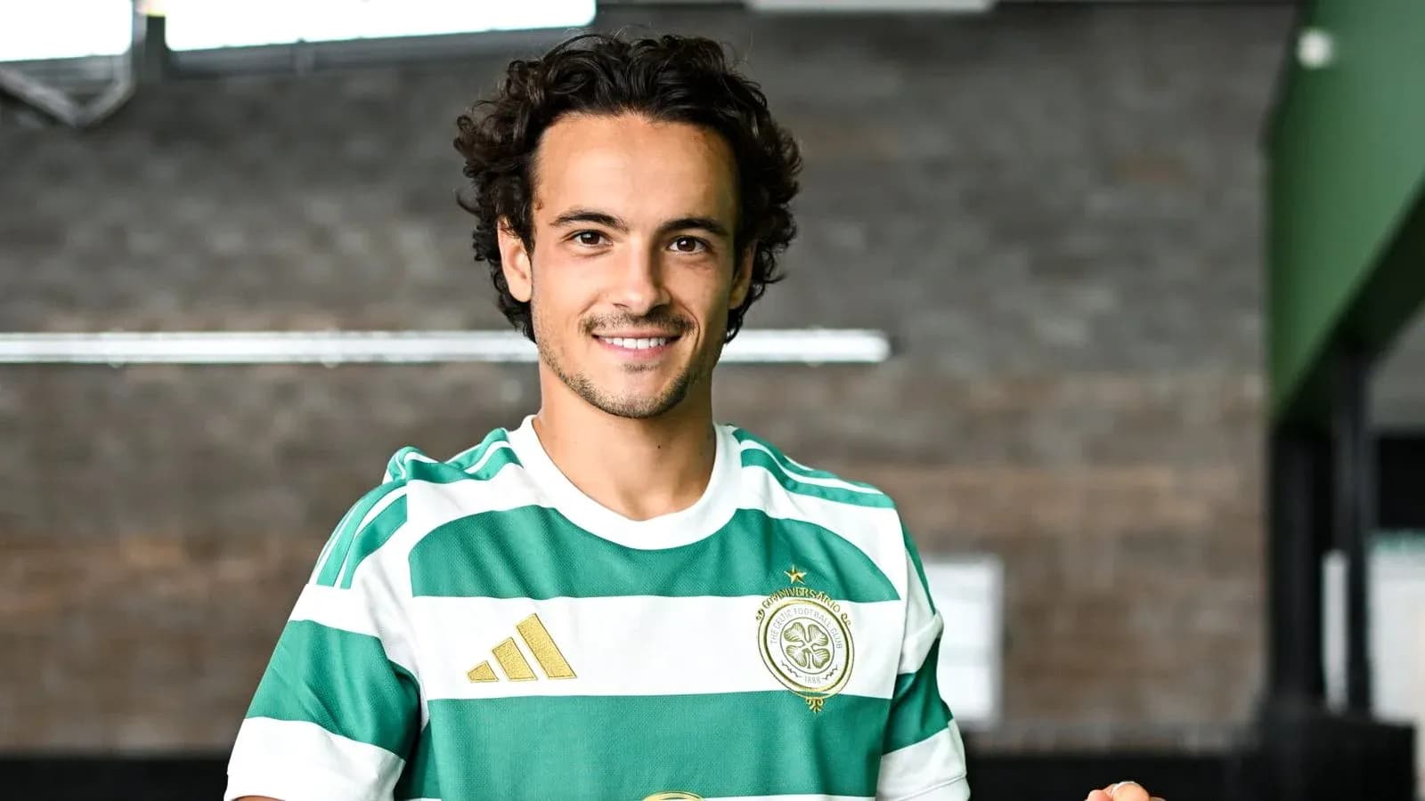 Jugador con camiseta de Celtic posando sonriente Jugador con camiseta de Celtic posando sonriente