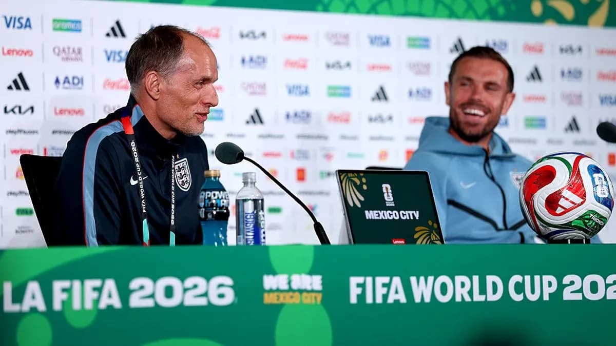 Entrenador y jugador en conferencia de prensa Entrenador y jugador en conferencia de prensa
