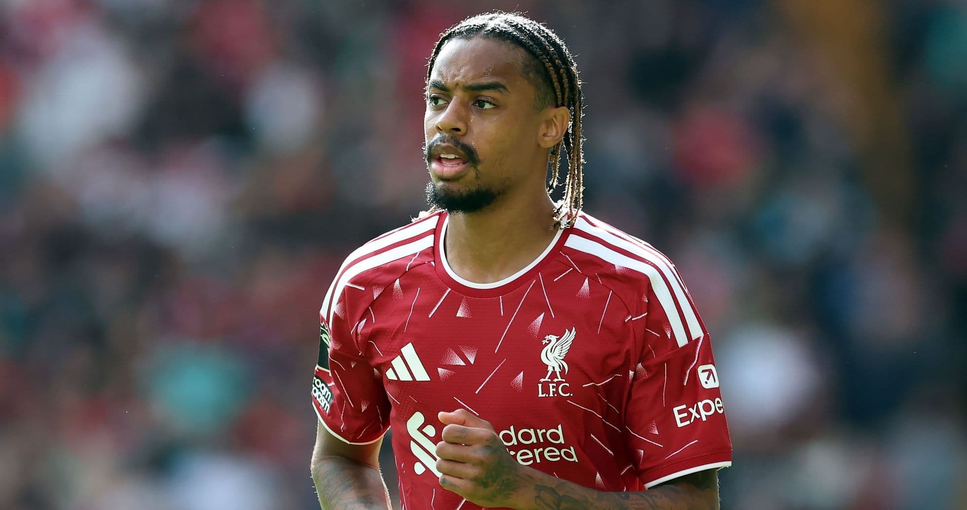 Jugador de Liverpool en el campo durante el partido Jugador de Liverpool en el campo durante el partido
