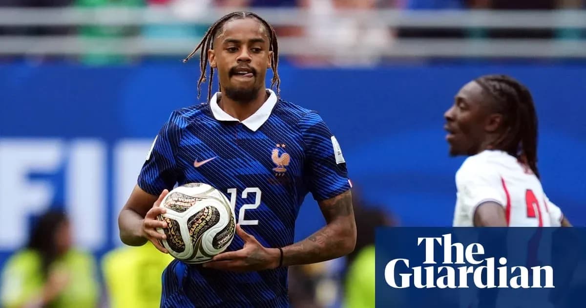 Jugador de Francia sosteniendo un balón durante el partido Jugador de Francia sosteniendo un balón durante el partido