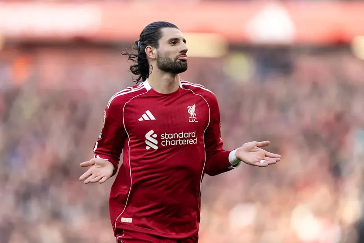 Jugador de Liverpool en acción durante el partido Jugador de Liverpool en acción durante el partido