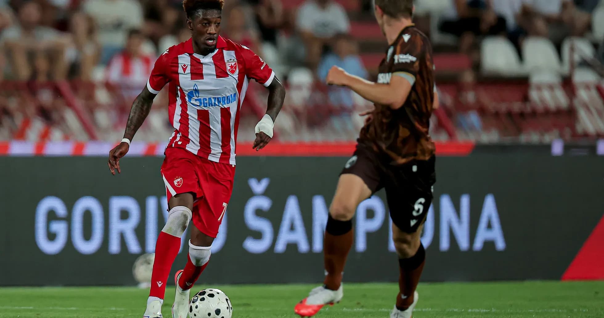 Jugador de FK Crvena Zvezda en acción Jugador de FK Crvena Zvezda en acción