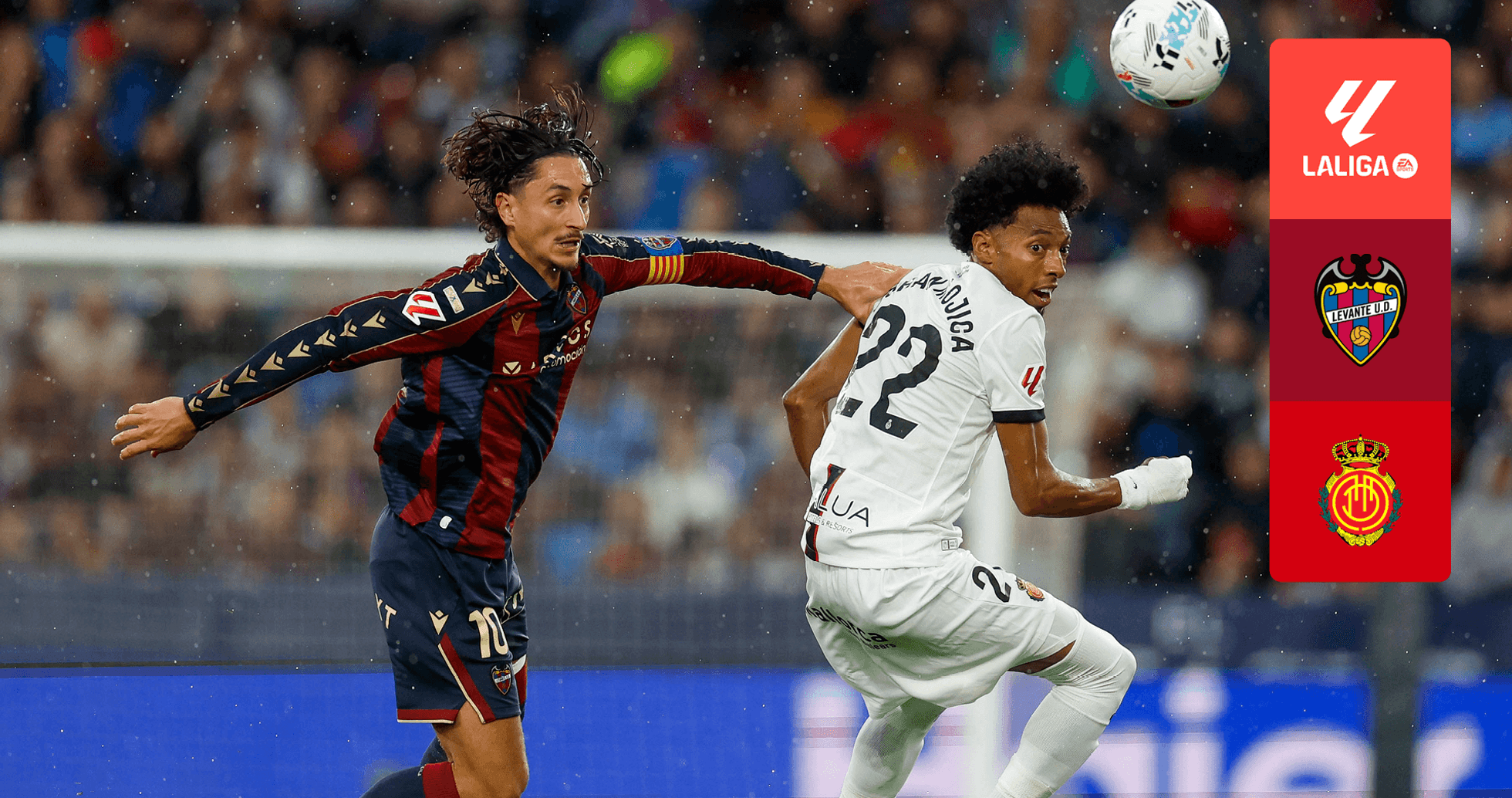 Jugador de Levante persigue a jugador de Mallorca Jugador de Levante persigue a jugador de Mallorca