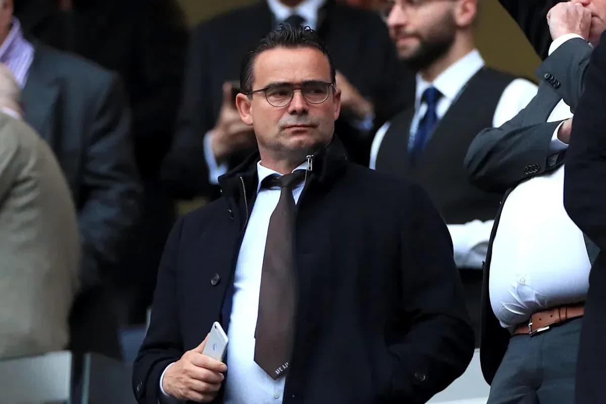 Hombre con gafas observando en un evento deportivo Hombre con gafas observando en un evento deportivo