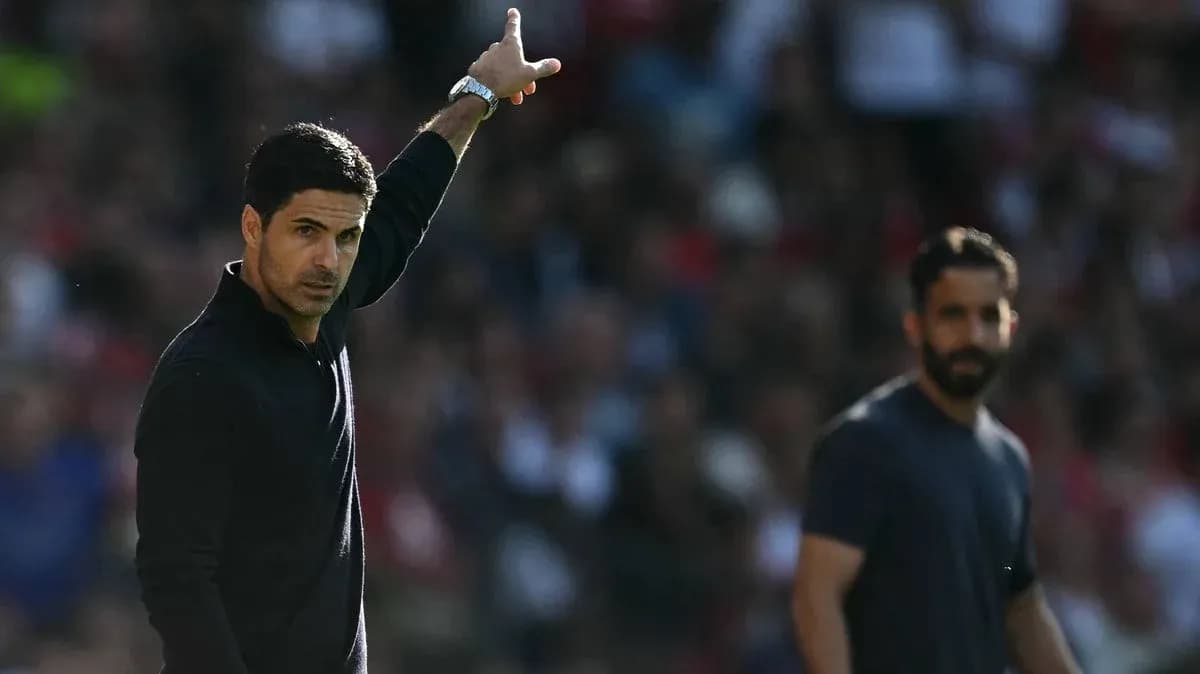 Entrenador dirigiendo instrucciones durante el partido Entrenador dirigiendo instrucciones durante el partido