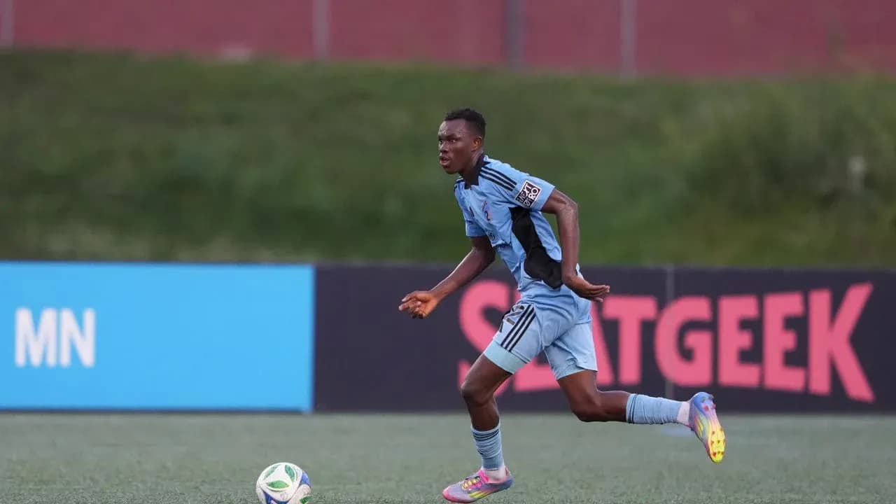 Jugador de Minnesota United II corriendo con el balón Jugador de Minnesota United II corriendo con el balón