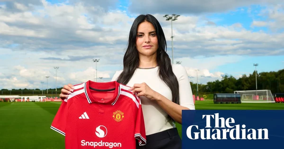Mujer sosteniendo camiseta del Manchester United en campo Mujer sosteniendo camiseta del Manchester United en campo