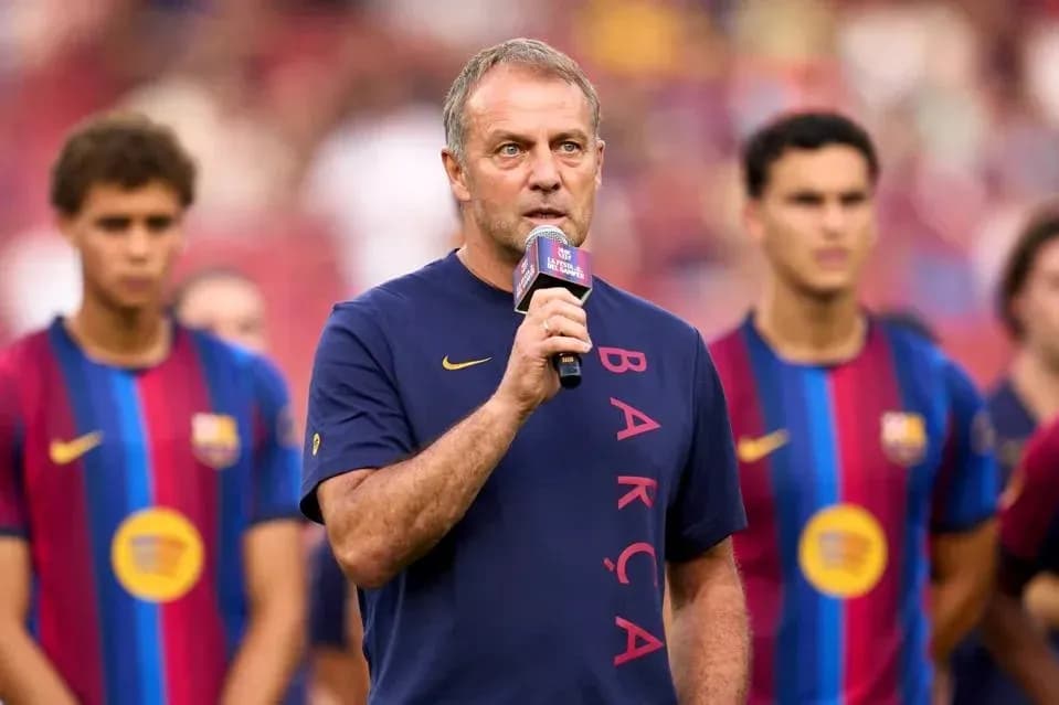 Entrenador hablando durante evento del FC Barcelona Entrenador hablando durante evento del FC Barcelona