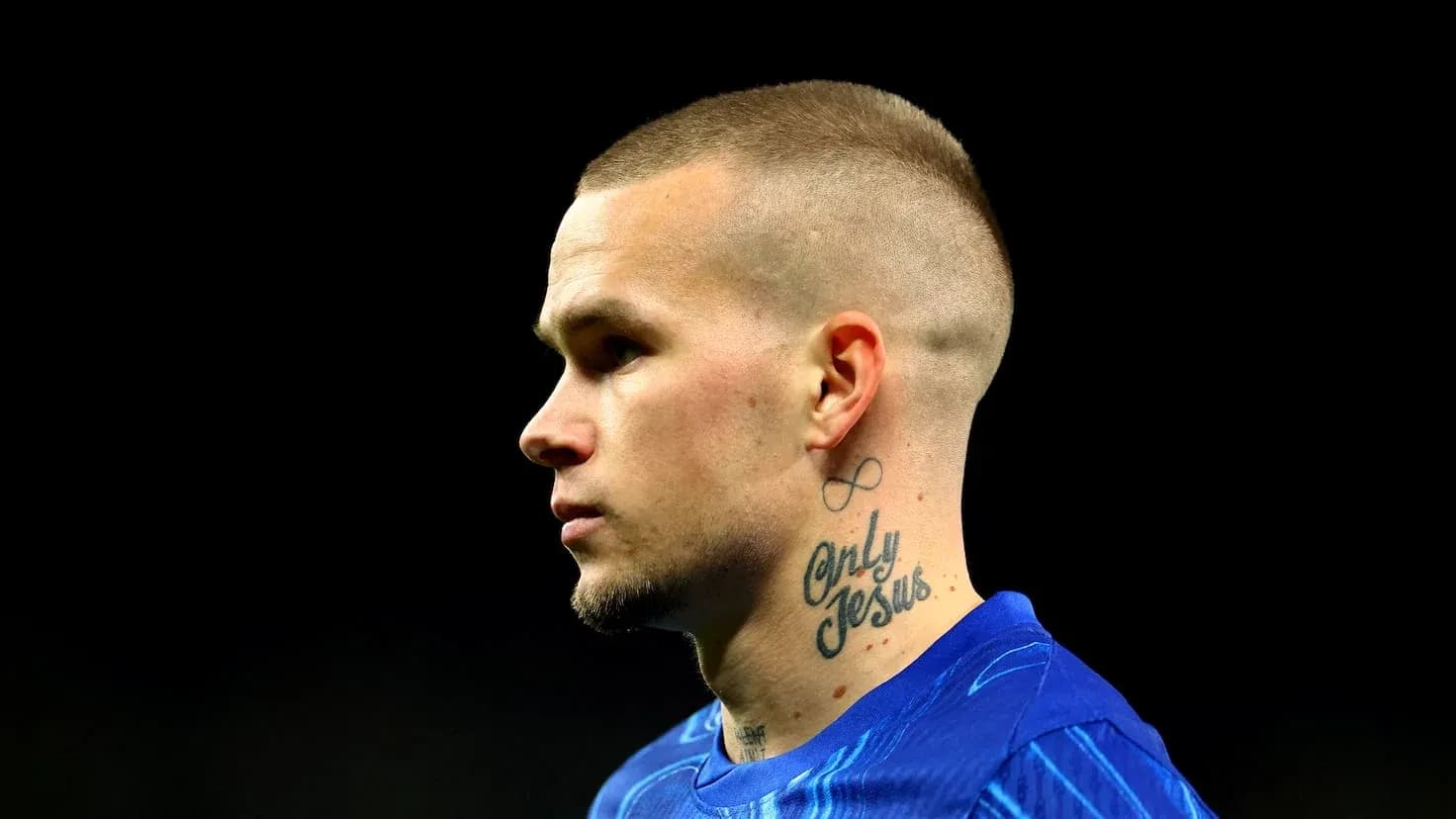 Jugador con tatuaje en el cuello durante partido Jugador con tatuaje en el cuello durante partido