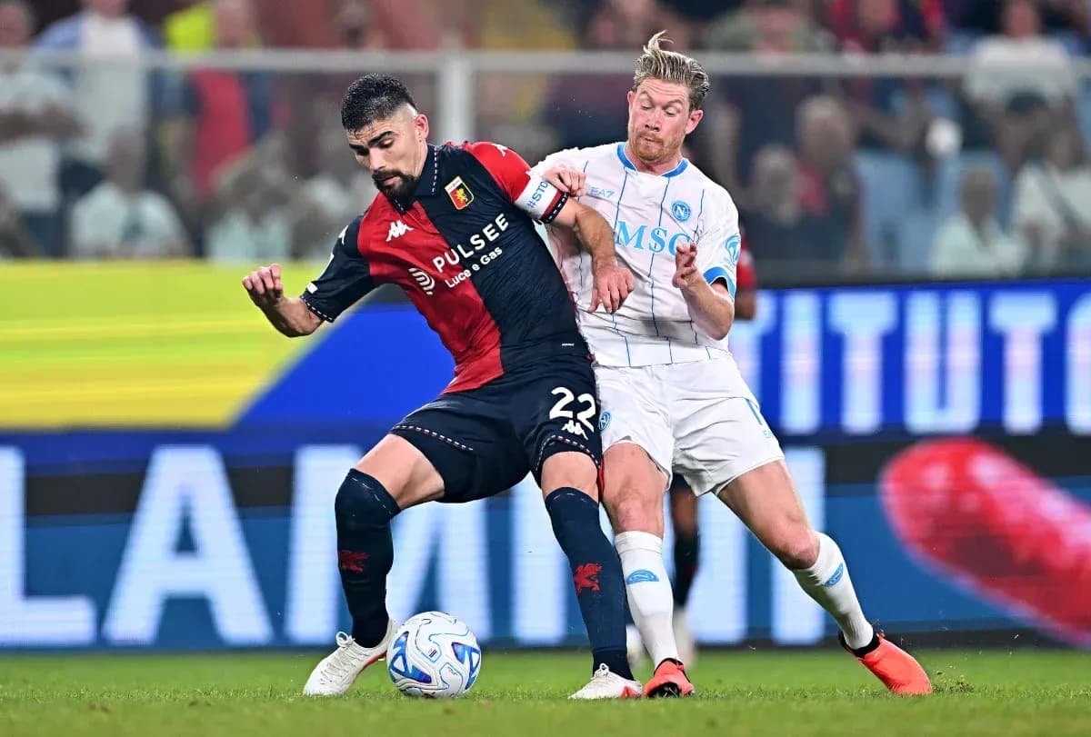 Jugadores de Genoa y Napoli luchando por el balón Jugadores de Genoa y Napoli luchando por el balón