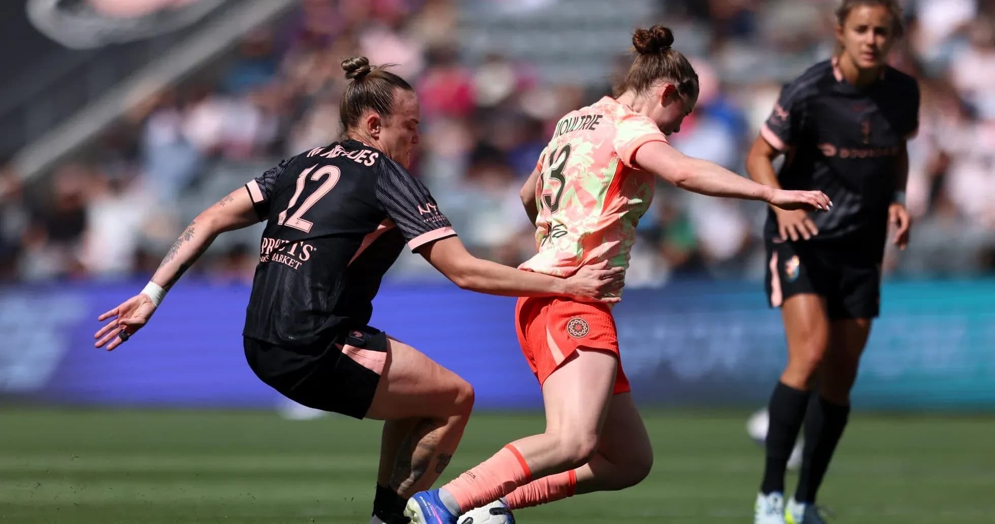 Jugadora de Portland Thorns W driblando a rival Jugadora de Portland Thorns W driblando a rival