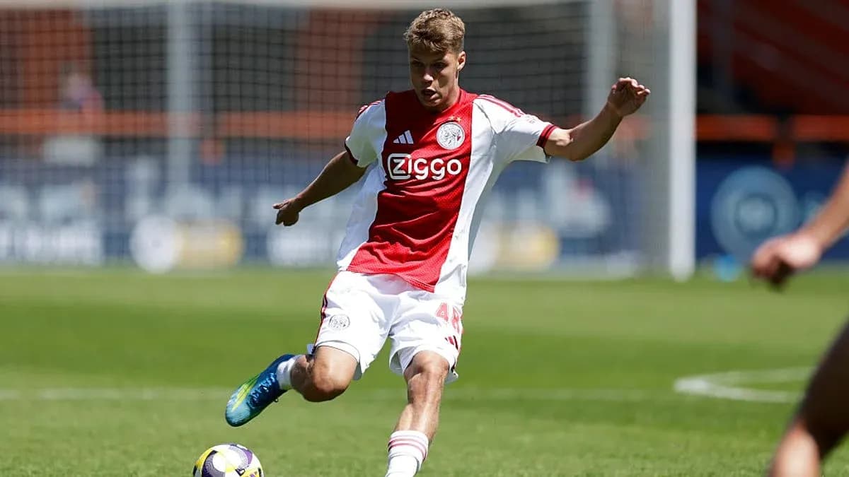Jugador de Ajax pateando el balón en el campo Jugador de Ajax pateando el balón en el campo