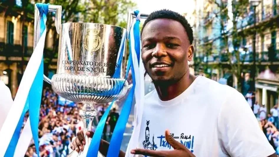 Jugador celebrando con el trofeo de la Copa del Rey Jugador celebrando con el trofeo de la Copa del Rey