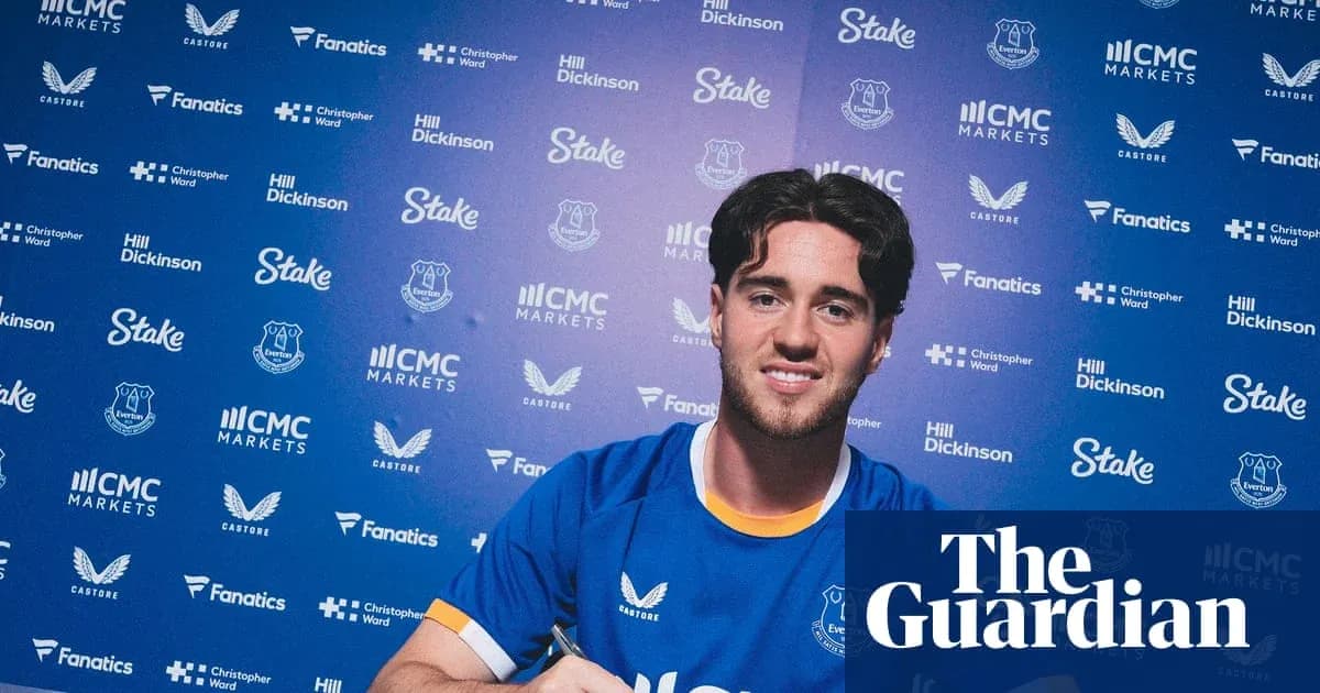 Jugador de Everton firmando contrato en conferencia Jugador de Everton firmando contrato en conferencia