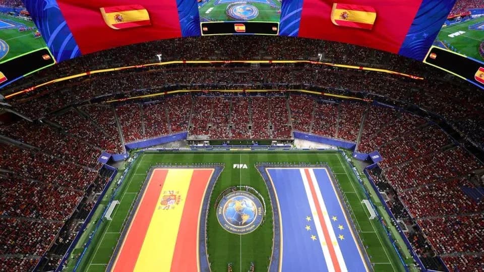 Estadio lleno con banderas de España y Cabo Verde Estadio lleno con banderas de España y Cabo Verde