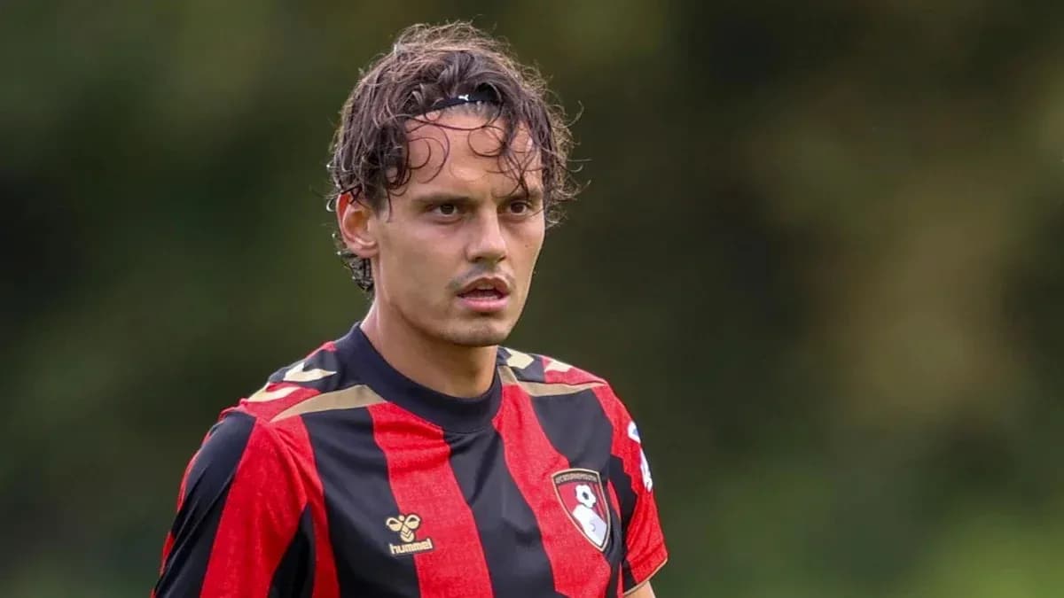 Jugador con camiseta roja y negra en el campo Jugador con camiseta roja y negra en el campo