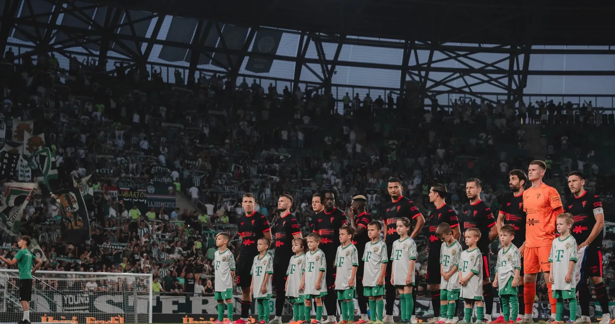 Jugadores de Ferencvarosi y niños en el campo Jugadores de Ferencvarosi y niños en el campo