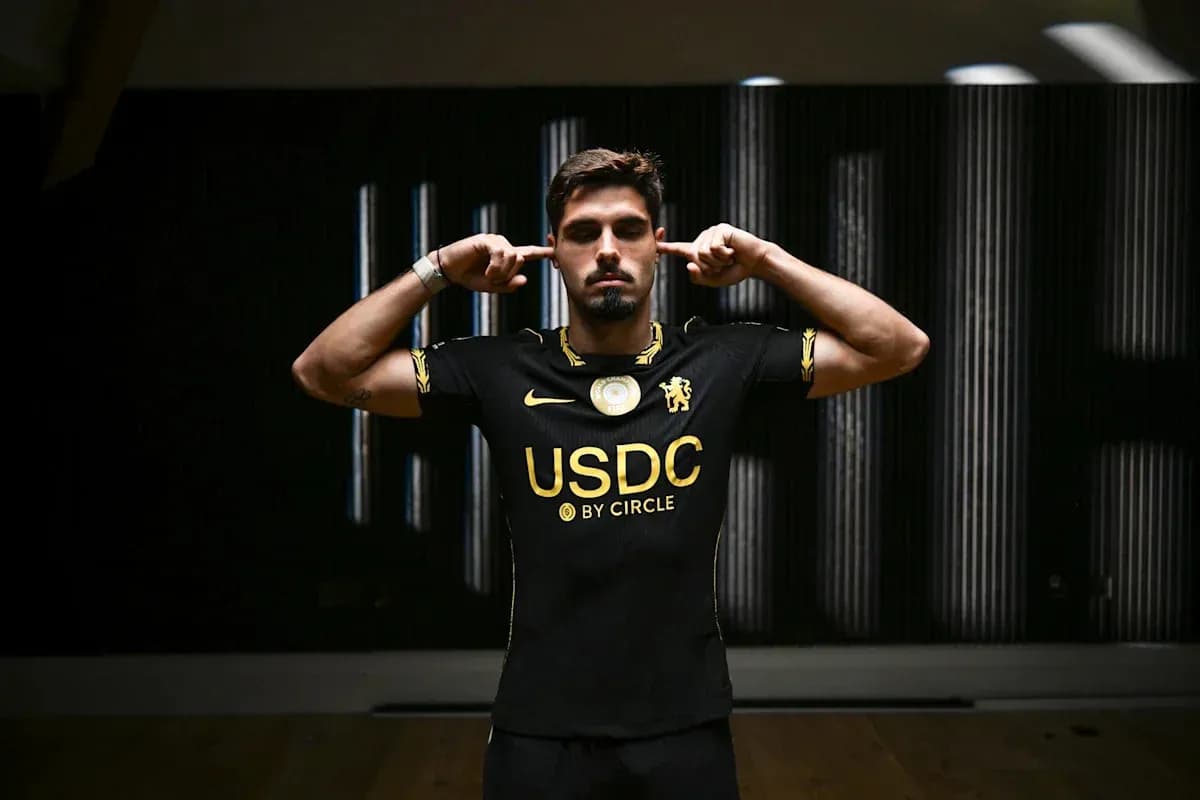 Jugador en camiseta negra de USDC con gesto desafiante Jugador en camiseta negra de USDC con gesto desafiante