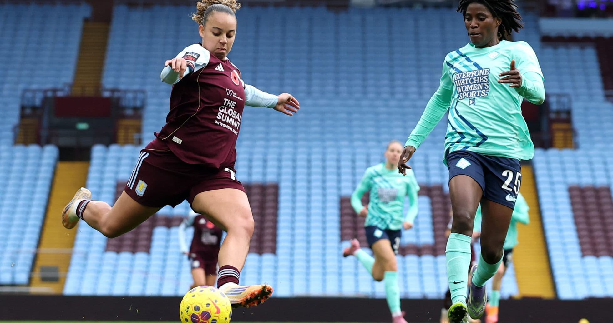 Jugadora de Aston Villa disparando el balón Jugadora de Aston Villa disparando el balón