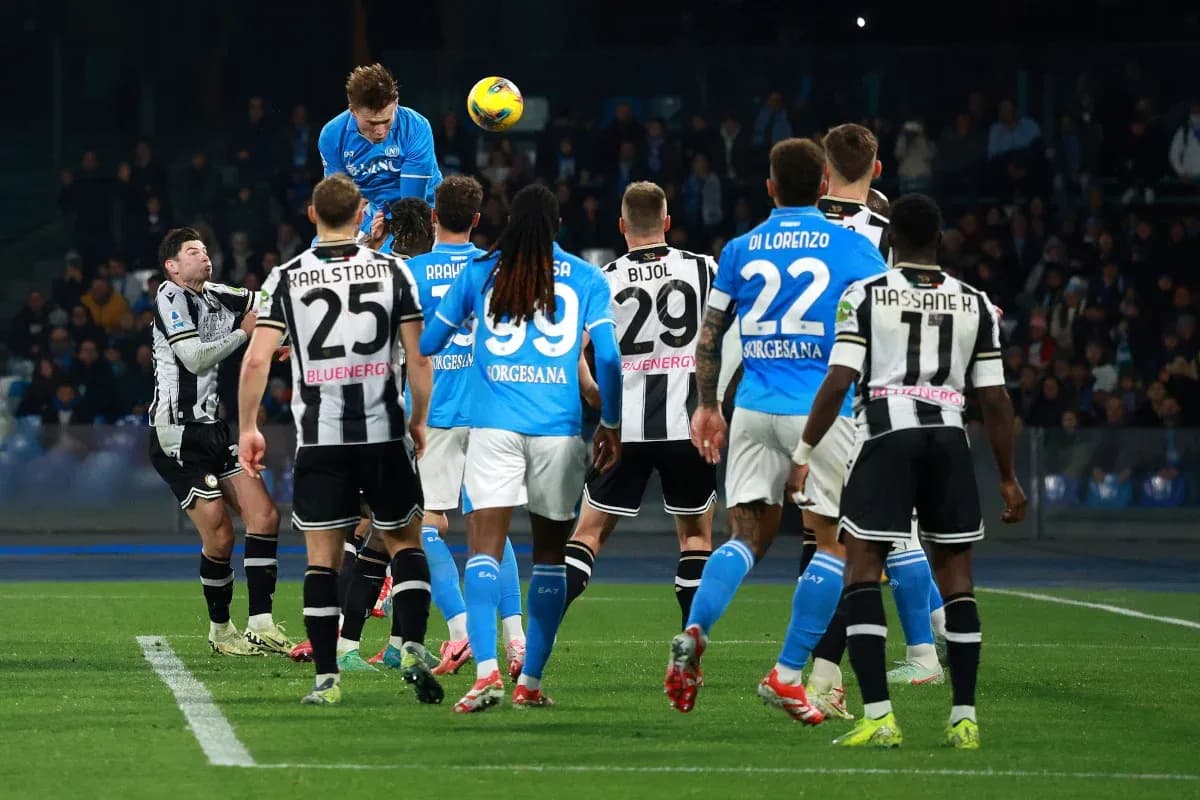 Jugador de Napoli cabeceando en un tiro libre Jugador de Napoli cabeceando en un tiro libre