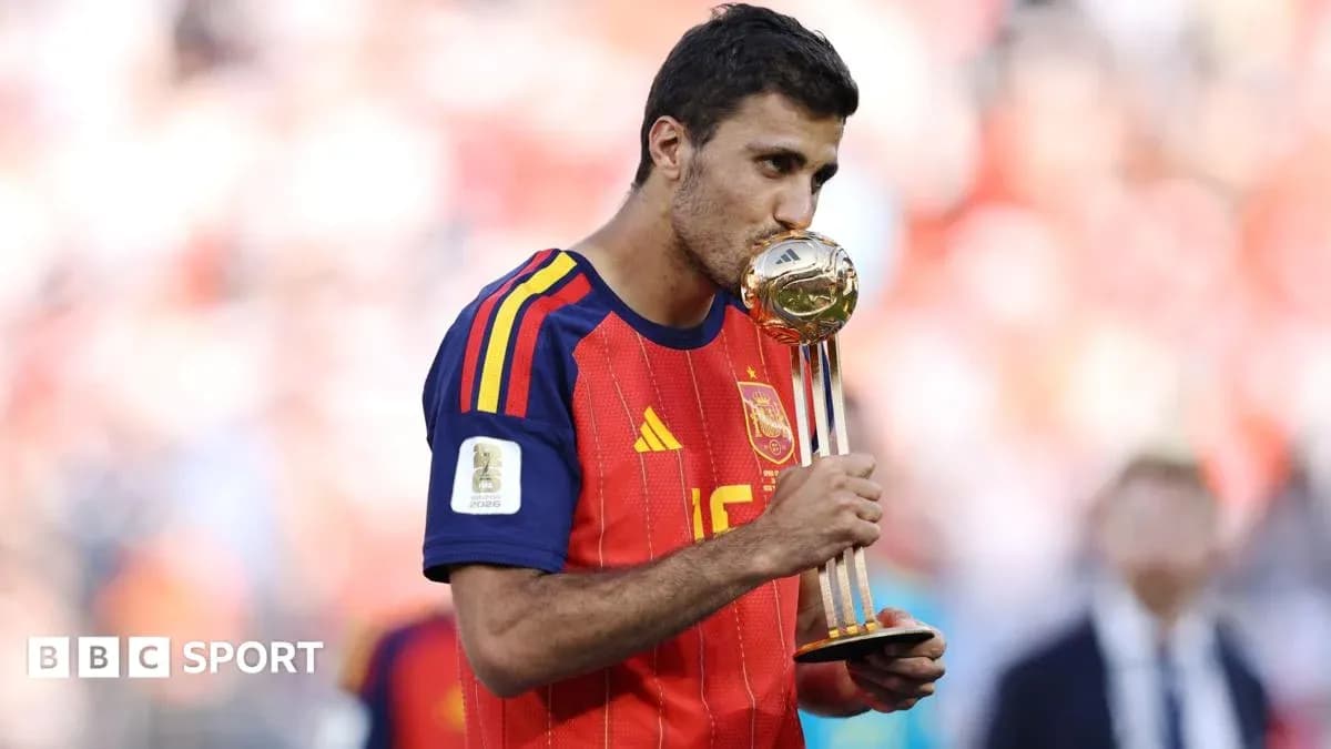 Jugador de España besando el trofeo de la Copa Jugador de España besando el trofeo de la Copa