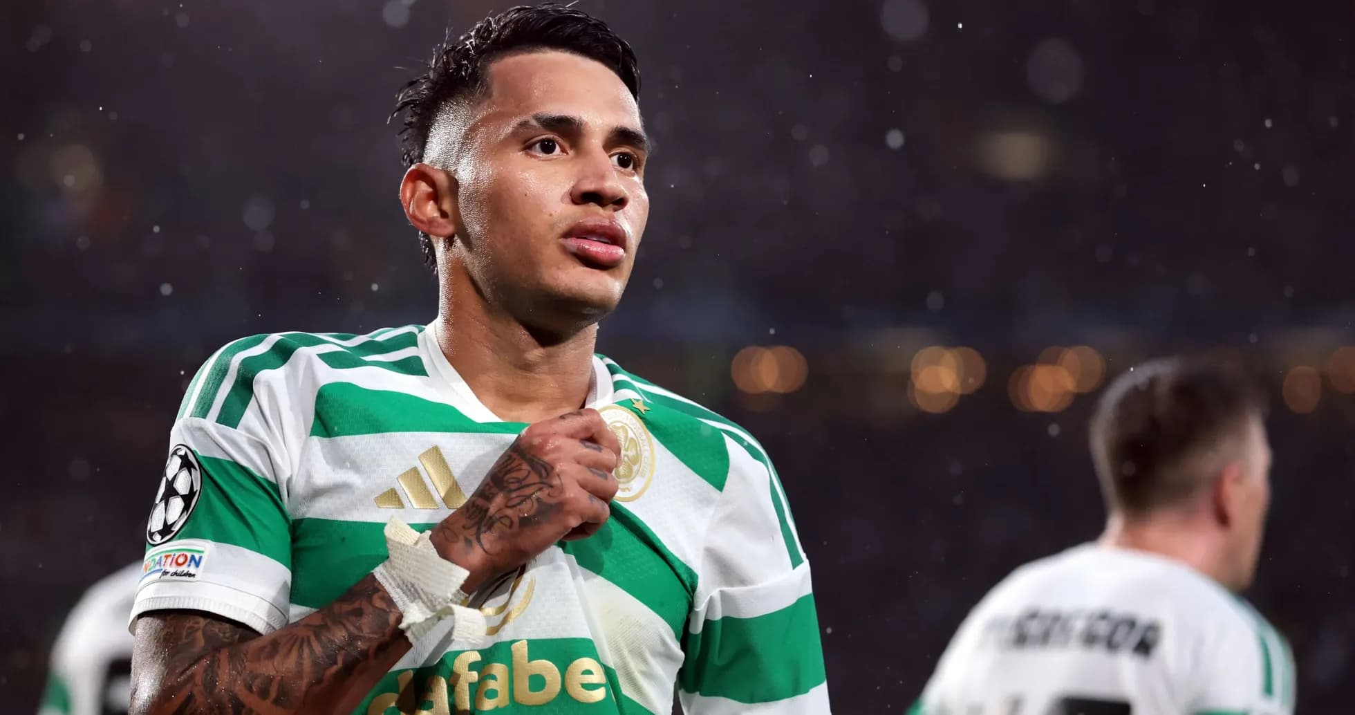 Jugador de Celtic mostrando su camiseta Jugador de Celtic mostrando su camiseta