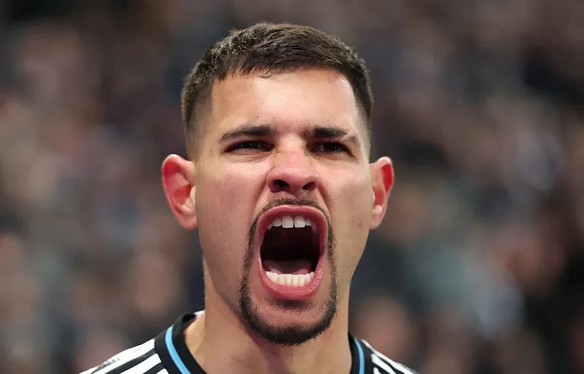 Jugador gritando durante un partido de fútbol Jugador gritando durante un partido de fútbol