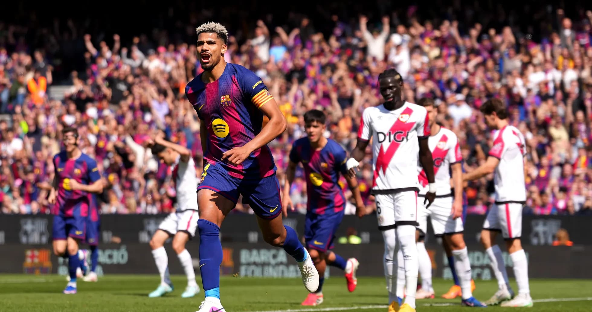 Jugador del Barcelona celebra un gol contra Rayo Vallecano Jugador del Barcelona celebra un gol contra Rayo Vallecano