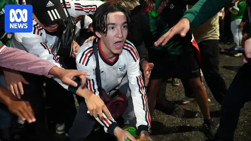 Joven celebrando con hinchas en la calle Joven celebrando con hinchas en la calle