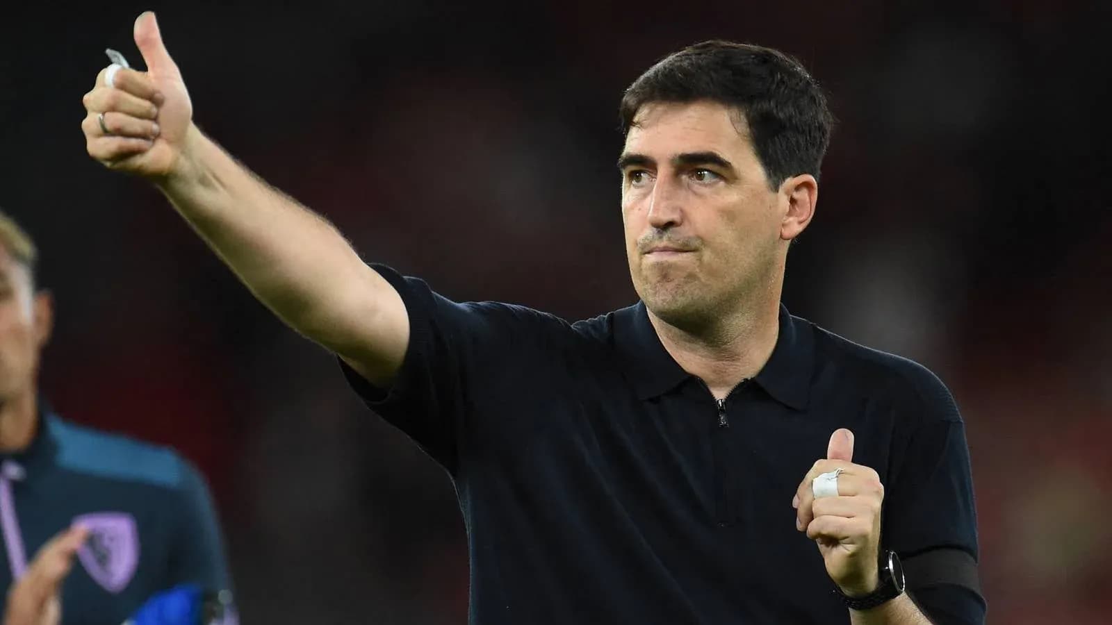 Entrenador señalando con pulgar hacia arriba Entrenador señalando con pulgar hacia arriba