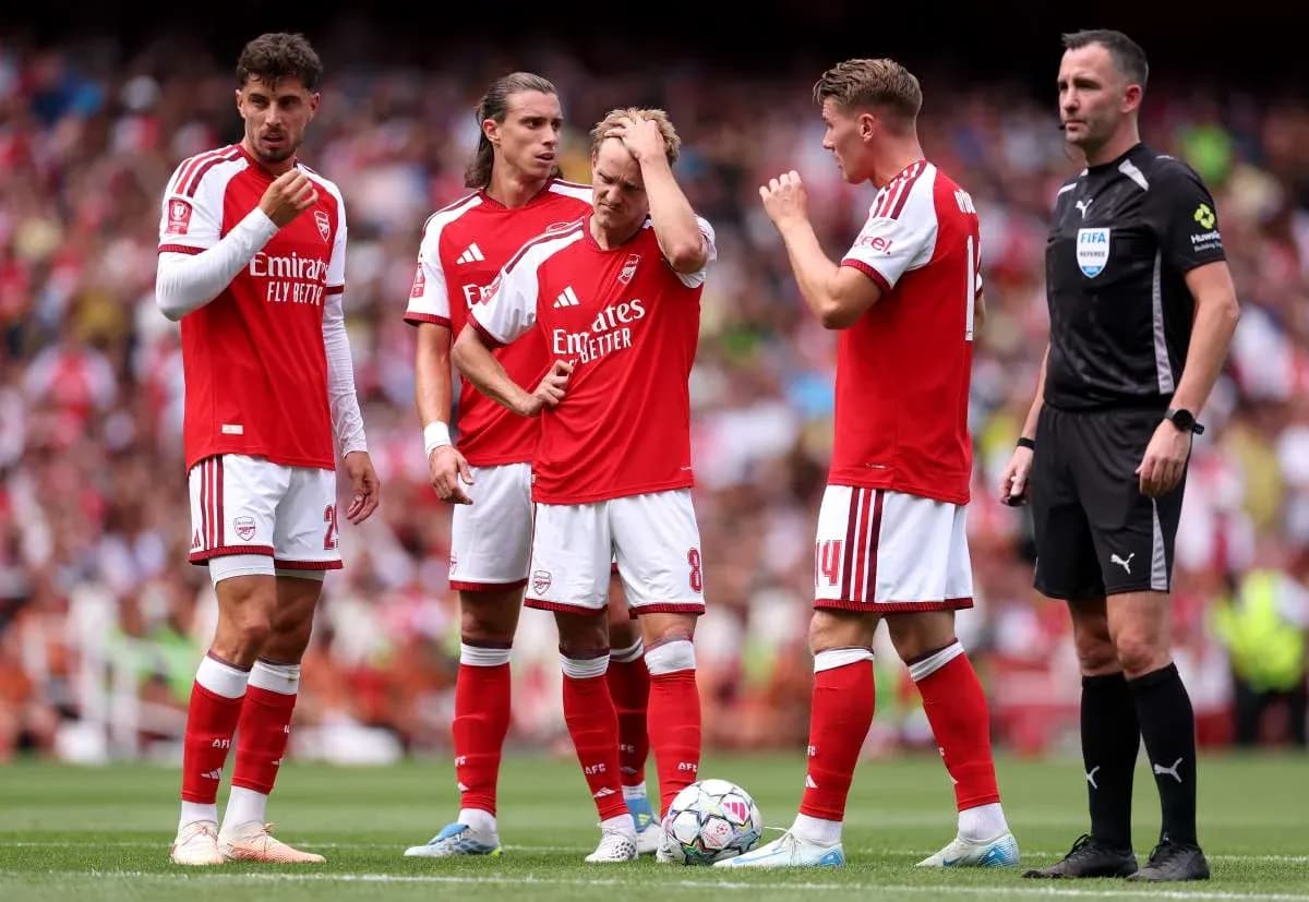 Jugadores del Arsenal conversando antes de un tiro libre Jugadores del Arsenal conversando antes de un tiro libre