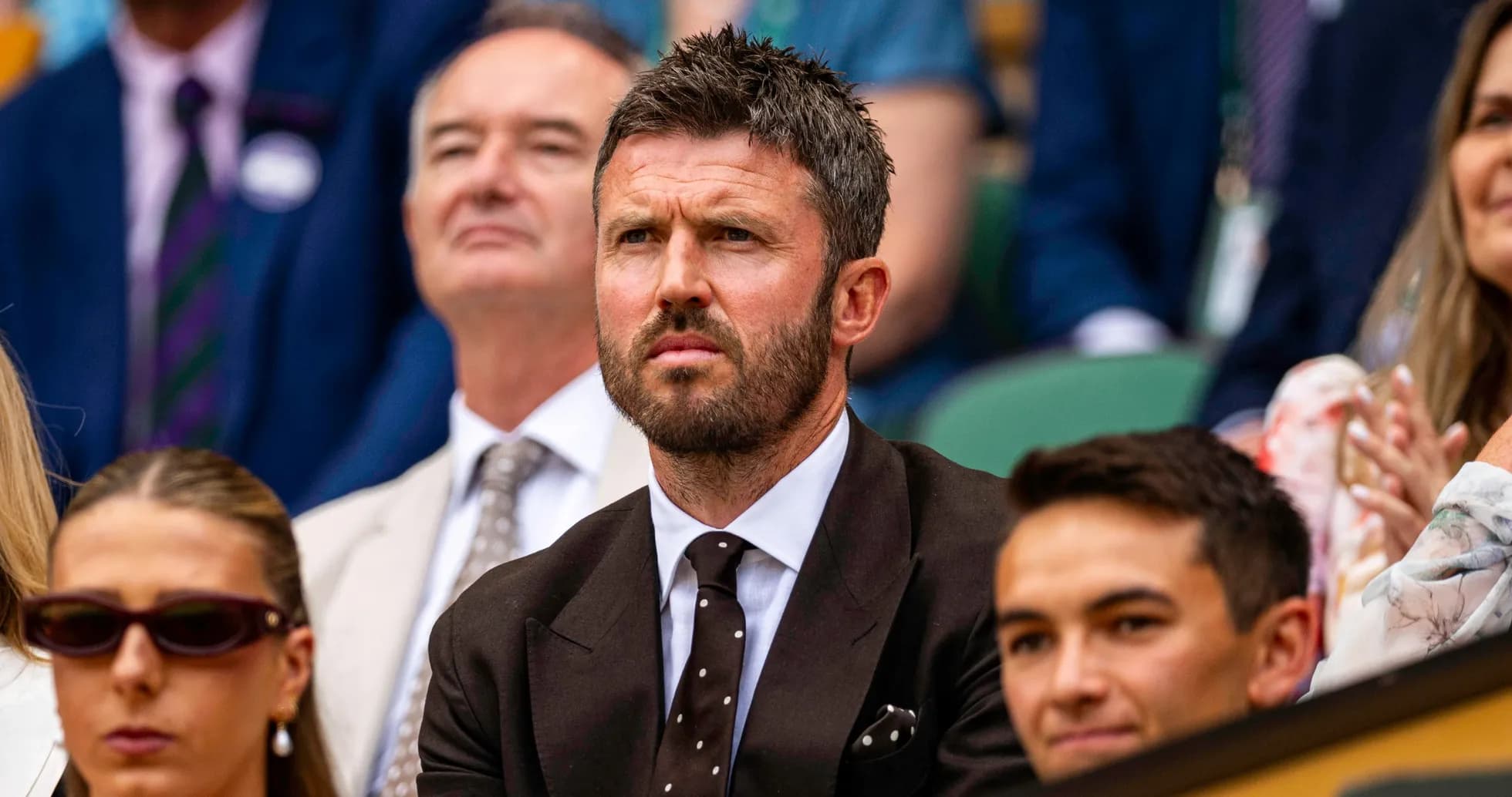 Hombre con traje observando en el público de Wimbledon Hombre con traje observando en el público de Wimbledon