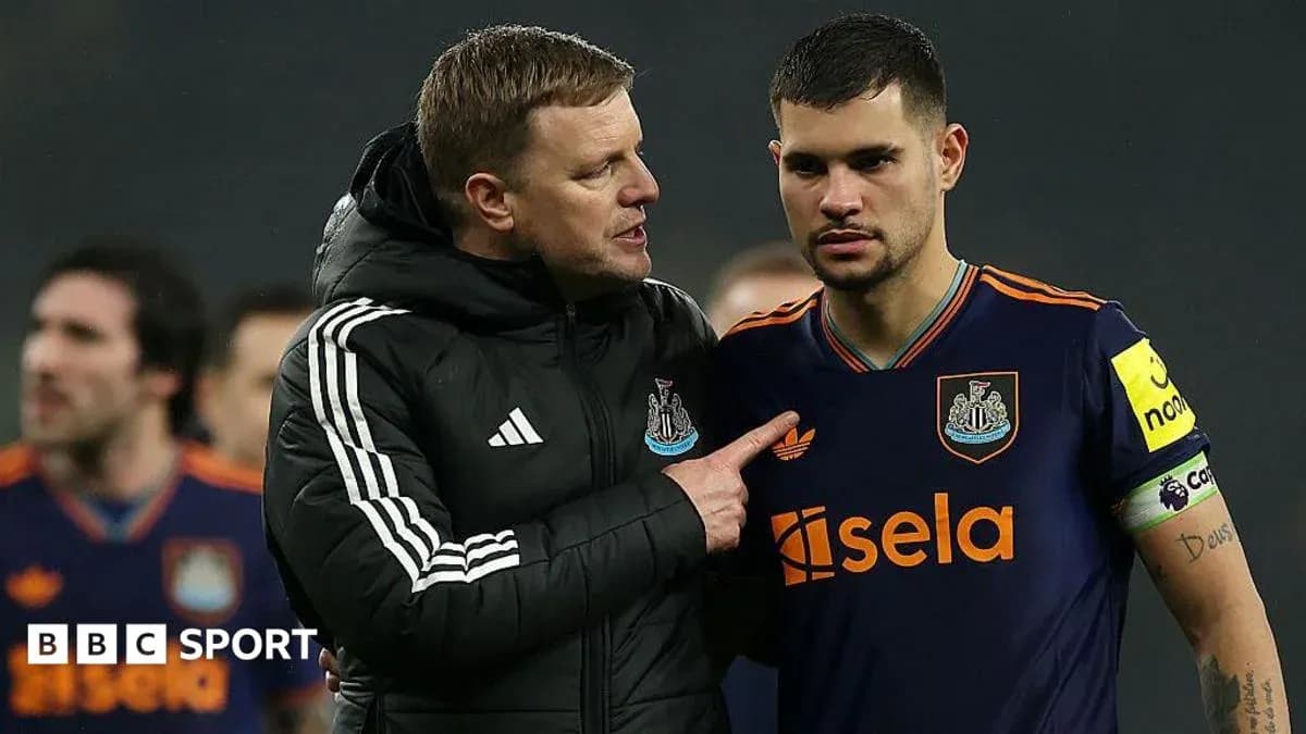 Entrenador hablando con jugador de Newcastle United Entrenador hablando con jugador de Newcastle United