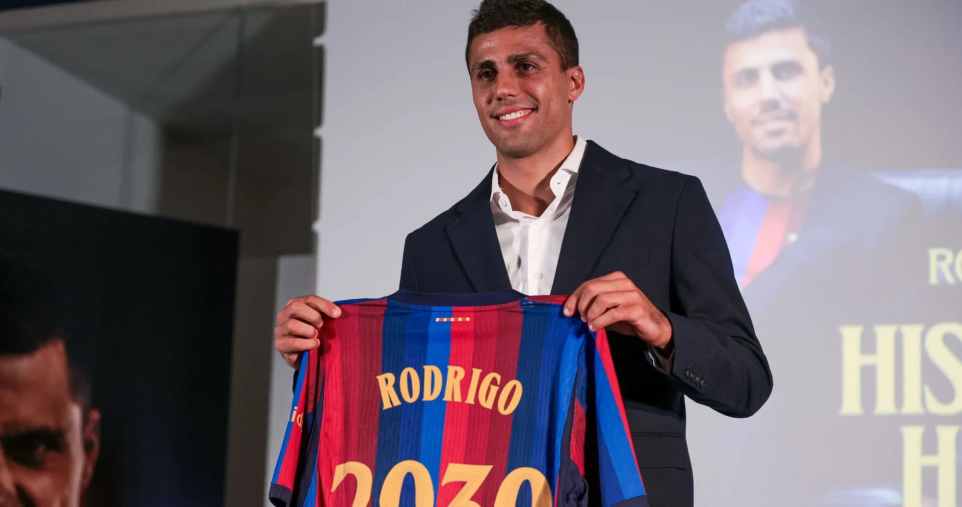 Jugador presenta su camiseta en evento oficial Jugador presenta su camiseta en evento oficial