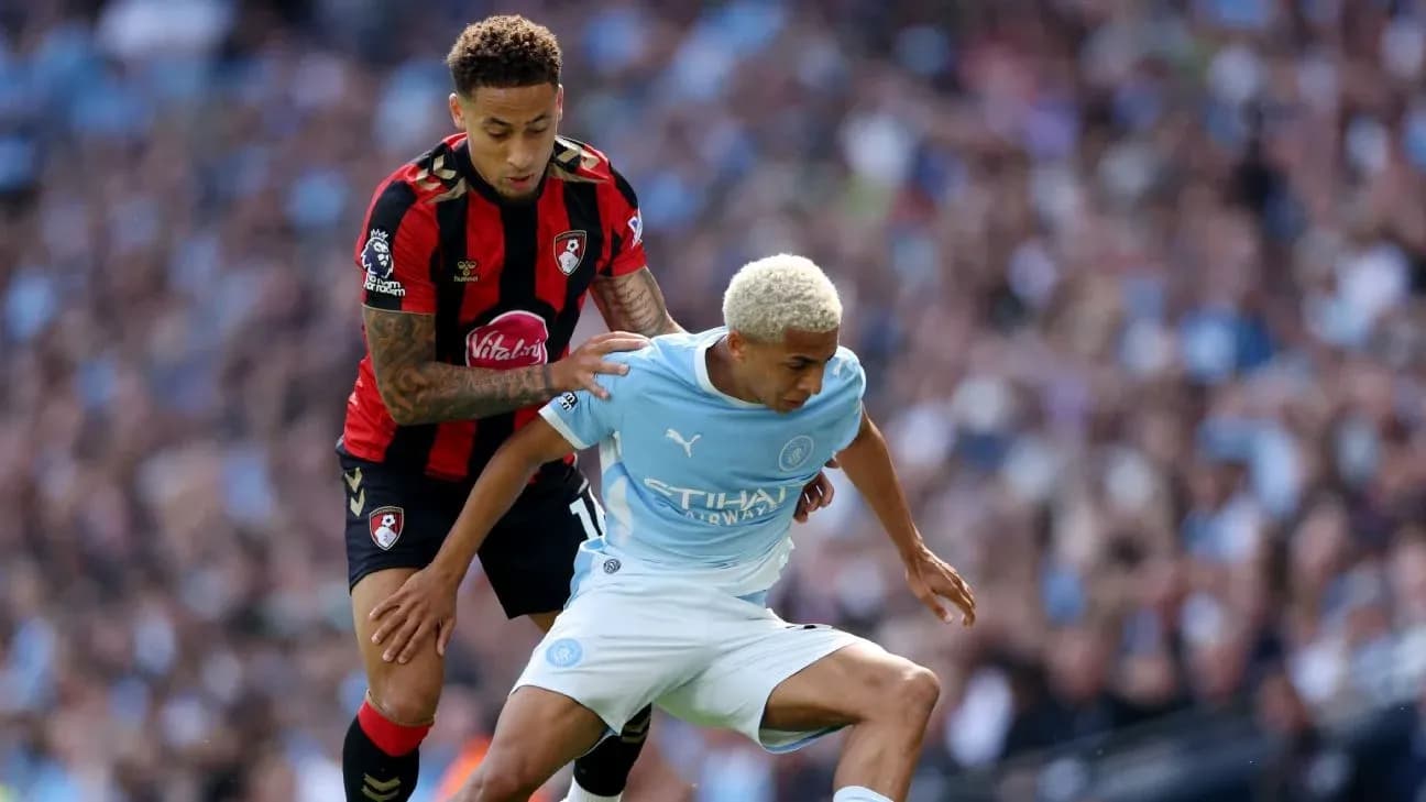 Jugador de Bournemouth sujetando a jugador de Manchester City Jugador de Bournemouth sujetando a jugador de Manchester City