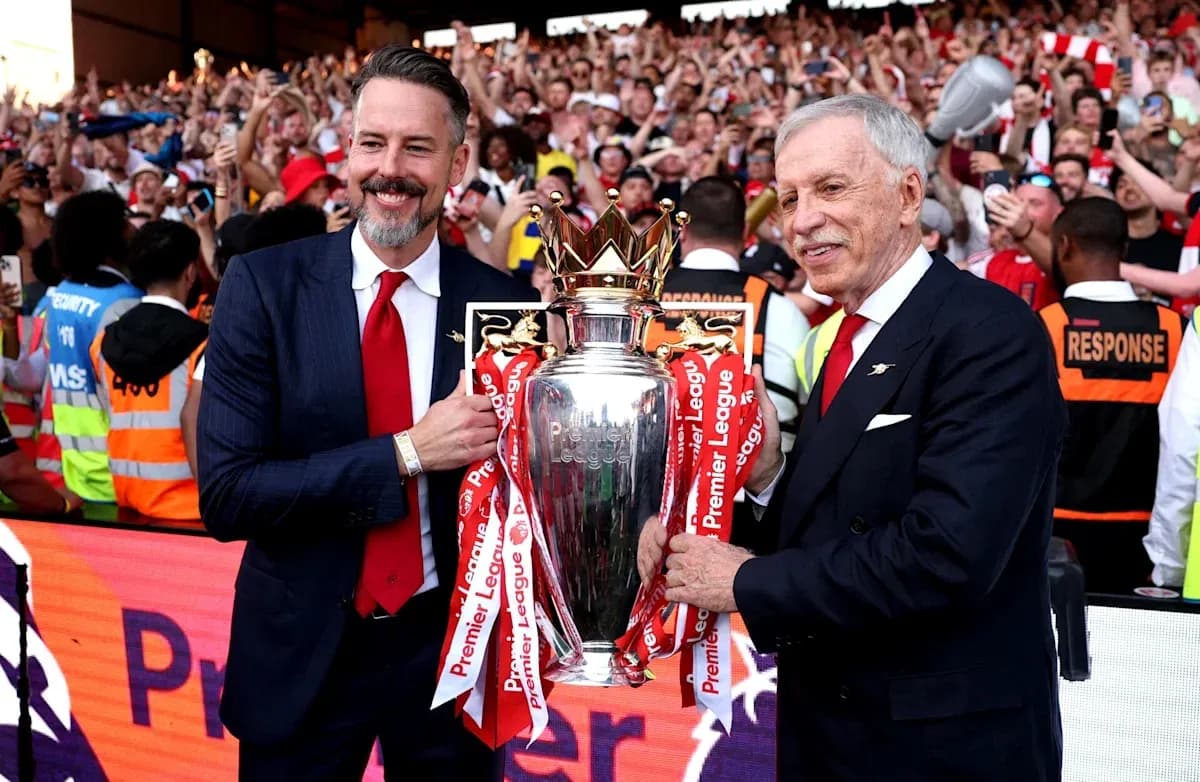 Directivos sosteniendo el trofeo de la Premier League Directivos sosteniendo el trofeo de la Premier League