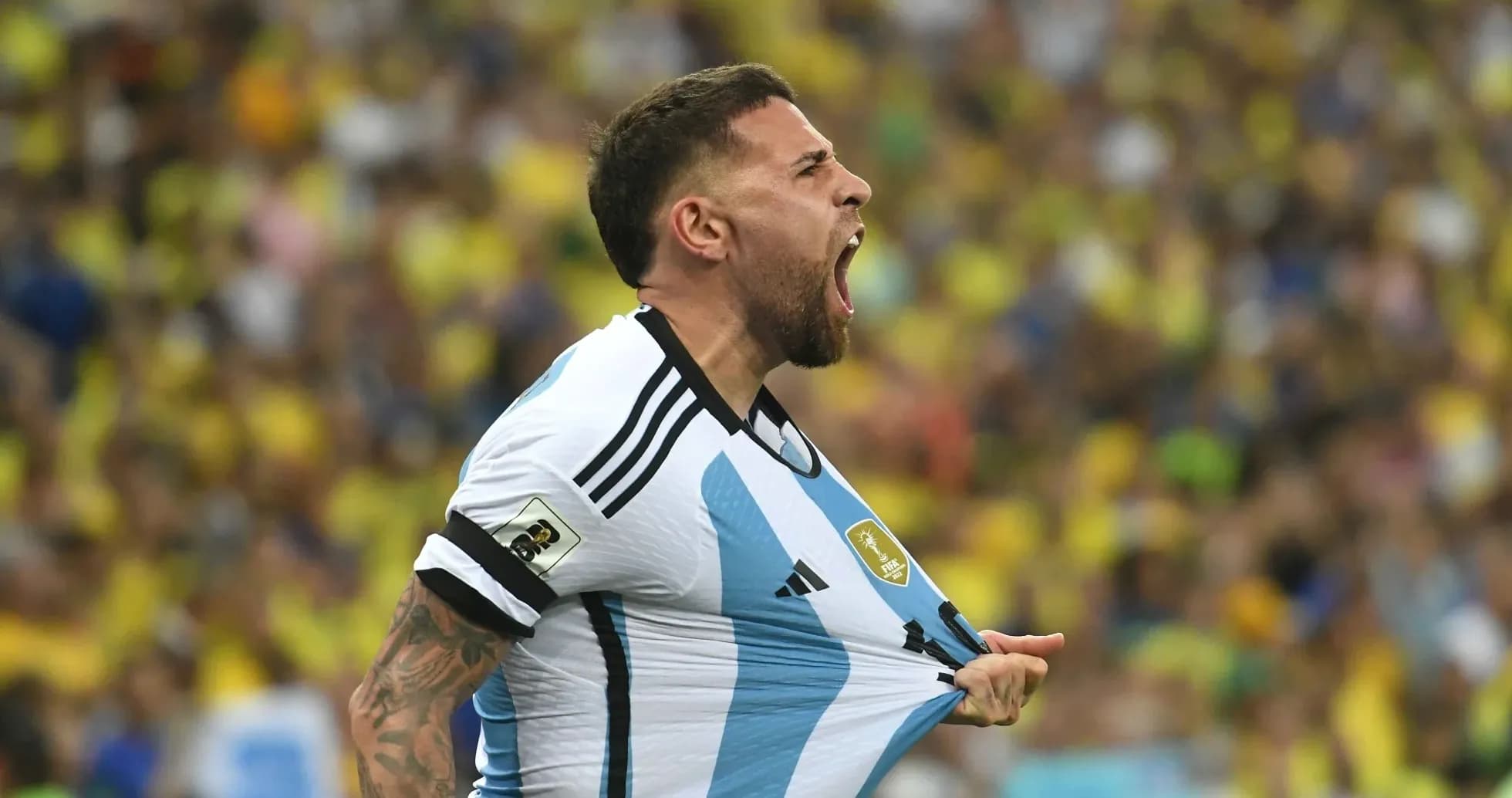 Jugador argentino celebrando en partido con afición detrás Jugador argentino celebrando en partido con afición detrás