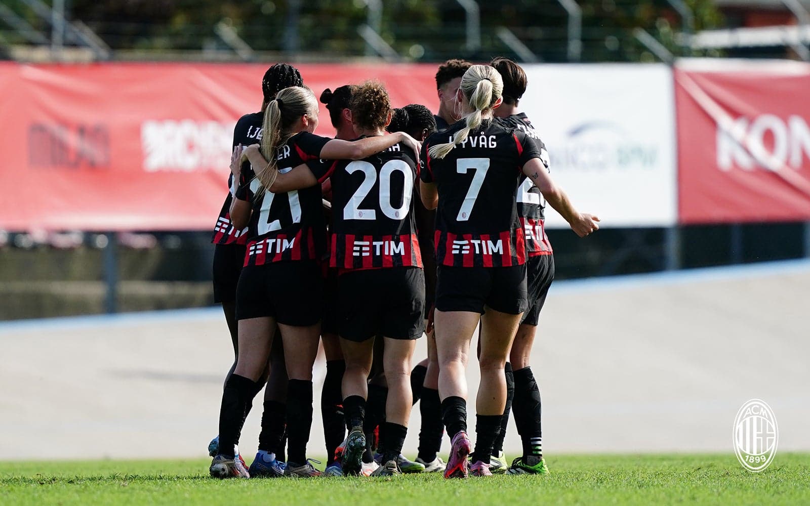Jugadoras de AC Milan W celebrando un gol Jugadoras de AC Milan W celebrando un gol