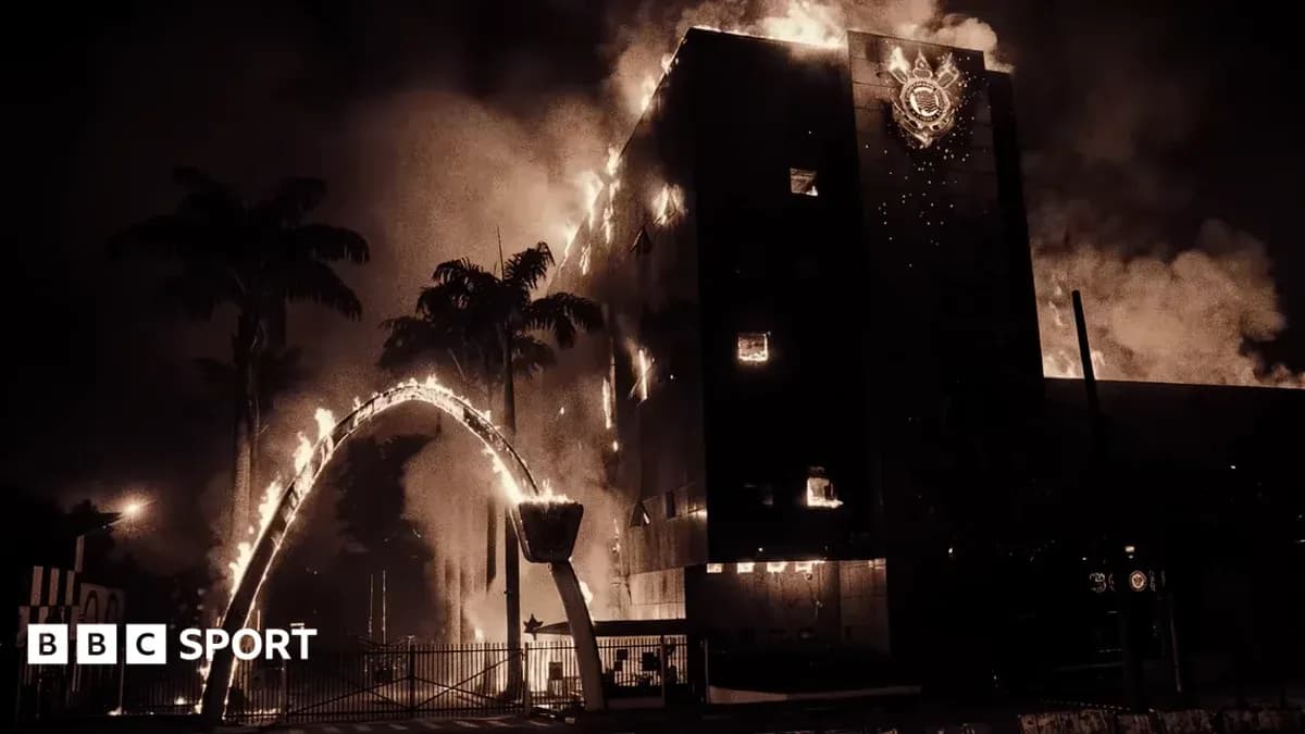 Edificio en llamas con palmeras al frente Edificio en llamas con palmeras al frente