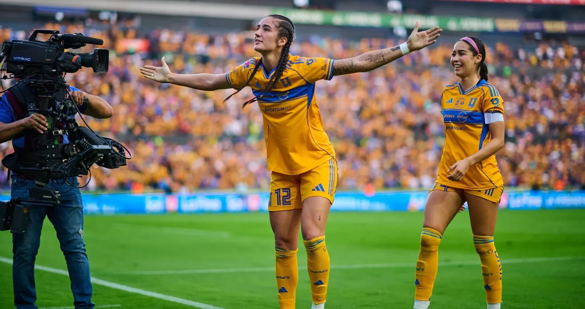 Jugadora de Tigres celebra un gol en el partido Jugadora de Tigres celebra un gol en el partido