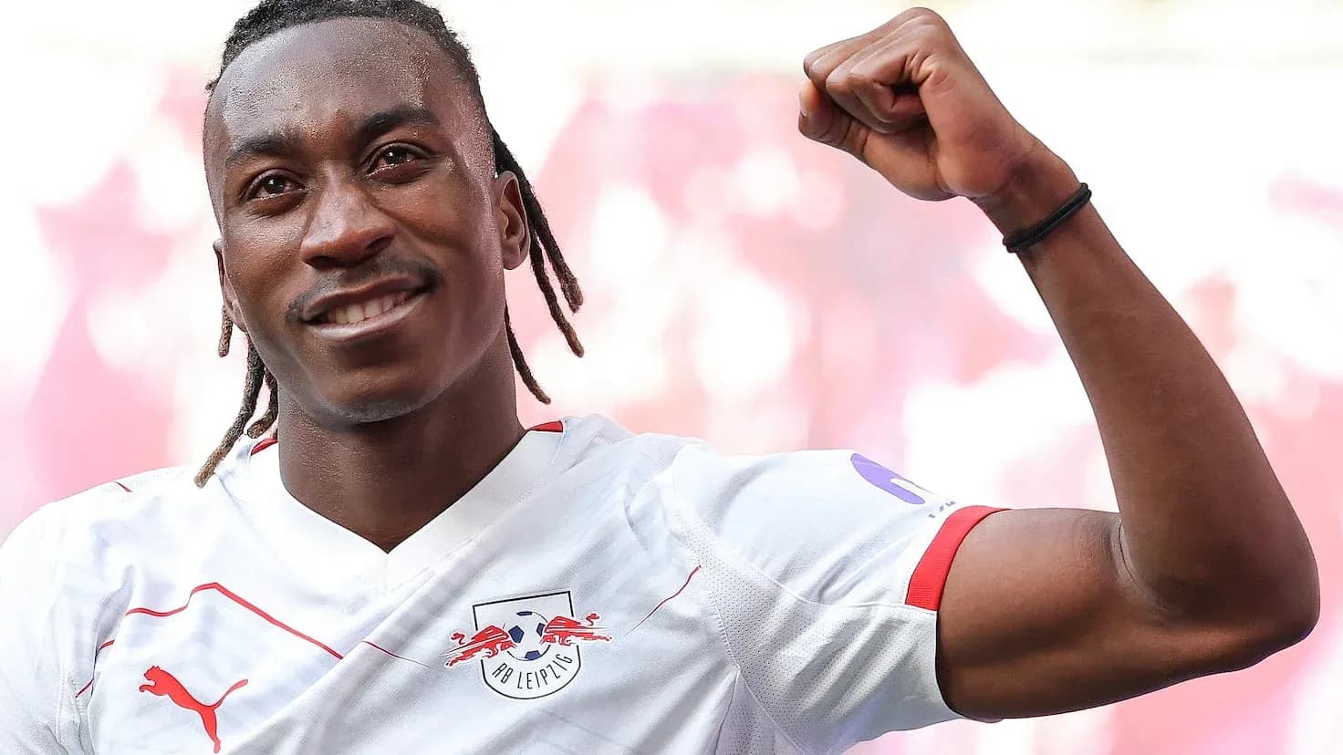 Jugador de RB Leipzig celebrando con el puño en alto Jugador de RB Leipzig celebrando con el puño en alto
